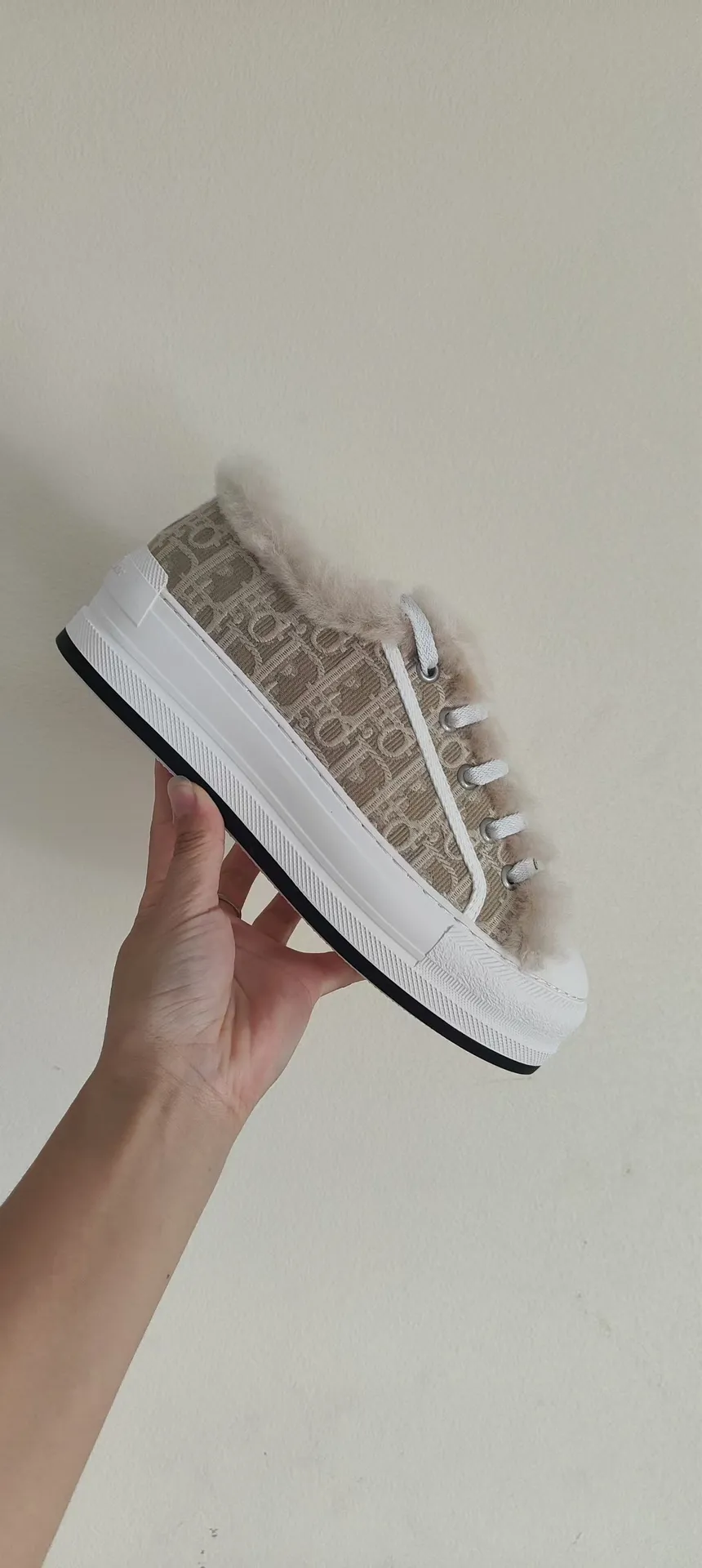 👟👟Ex-factory price 640👟👟——Dior Dior embroidered thick-soled wool casual shoes, fur shoes 𝐃𝐈𝐎𝐑 𝐖𝐚𝐥𝐤'𝐧 Dior presbyopic embroidered wool thick-soled canvas shoes, casual sports shoes, this Walk'n'Dior Thick-soled sneakers are a stylish piece that elevate the collection. Oblique printed cotton embroidered upper with comfortable platform sole, tongue and Christian Dior Paris signature laces. Can add fashionable temperament to all kinds of casual looks. Original custom-made imported Oblique printed embroidery fabric. Imported soft sheepskin lining. Original exclusive open-molded TPU material outsole. Bottom thickness 4.5CM. Size: Women's 35-41 (custom-made 41 is non-refundable)
